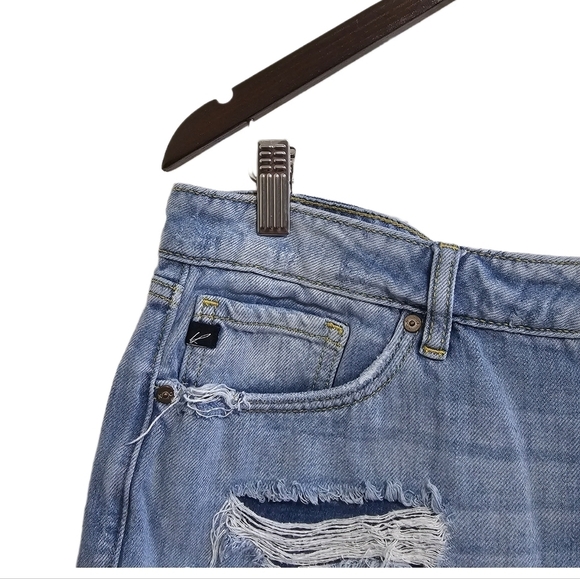 KanCan distressed 90s grunge style denim light wash jean shorts 13/30 - Picture 2 of 11